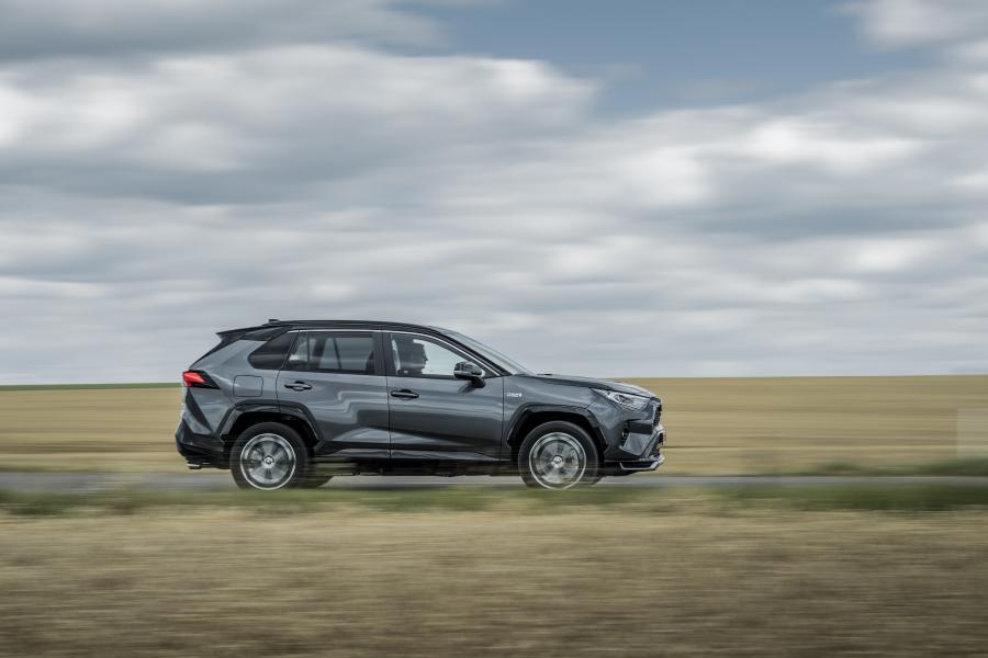  Toyota RAV4 Plug-in Hybrid 2020 года  (WW) (фото 11 из 18)